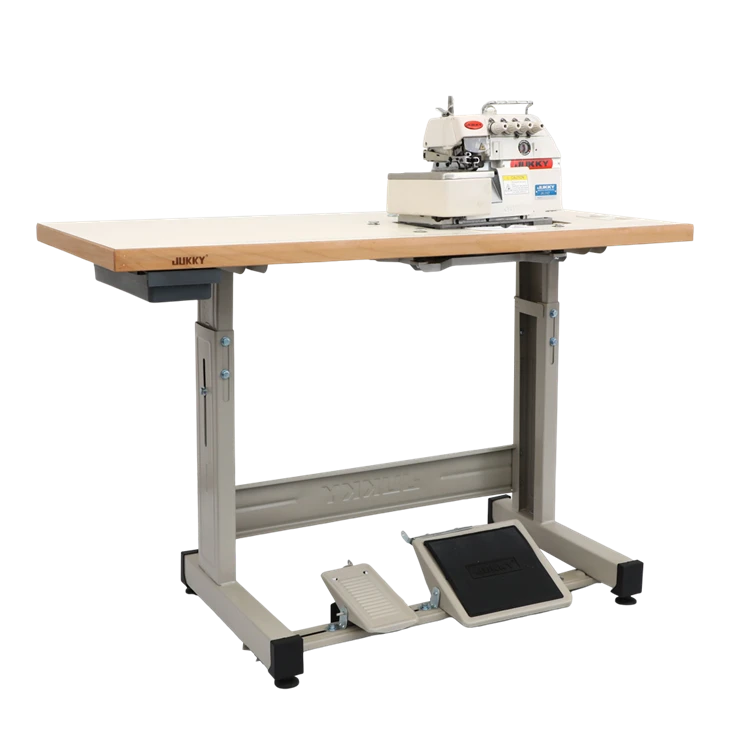 Máquina de costura sobre oposição industrial com mesa
